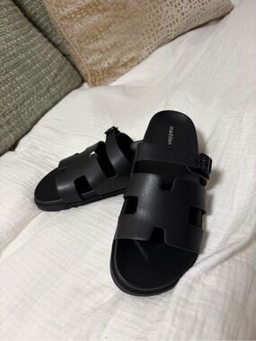 NEW Steve Madden Black Cutout Slide Sandals